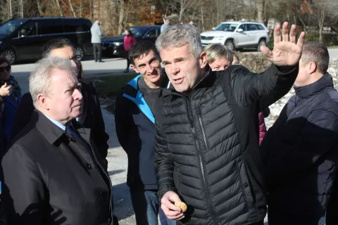 Župan Milan Čadež (desno) je komisarju Januszu Wojciechowskemu ob obisku v njihovi občini opisal težave kmetovanja po poplavah. / Foto: Gorazd Kavčič