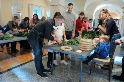 Ustvarjanje adventnih venčkov s Petrom Ribičem, ki je vsakomur z veseljem priskočil na pomoč / Foto: Tina Dokl