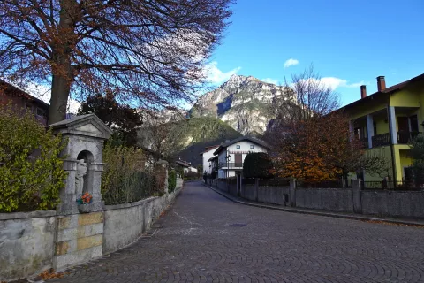 Kapelica v ograji, kjer v kraju Moggio di Sopra zavijemo levo navzdol. Gora, ki jo vidimo, je Monte Pisimoni. / Foto: Jelena Justin