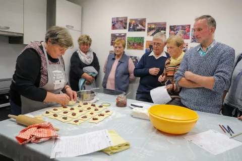 Spretne roke Vijolete Smolej so poskrbele, da je bil vsak buhtelj natančno tak kot prej&scaron;nji. / Foto: Tina Dokl