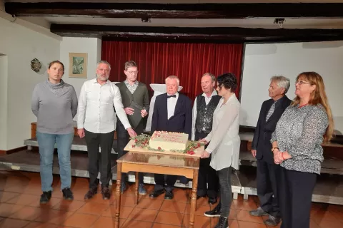 Predstavniki Radišanov, Kroparjev in Dolincev pri jubilejni torti. Praznike Radiše zamejci / Foto: Jože Košnjek