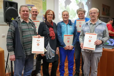 podelitev priznanj krvodajalcem za 30, 40, 50, 60,70, 80, 90 in 100 x darovano kri čebelarski center Lesce na fotografiji z leve Tomaž Mužan 90x, Matej Cerkovnik 90x, Janja Sinkovič predsednica RK, Iztok Omerza 90x, Igor Dežman 90x in Peter Maček 80x / Foto: Tina Dokl