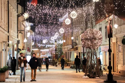 novoletna okrasitev občina Kranj / Foto: Tina Dokl