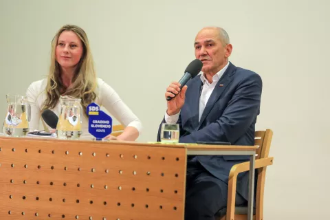 Dobro obiskan pogovorni večer v Sokolskem domu je vodila Zala Tomašič, gost pa je bil predsednik SDS Janez Janša. / Foto: Tina Dokl