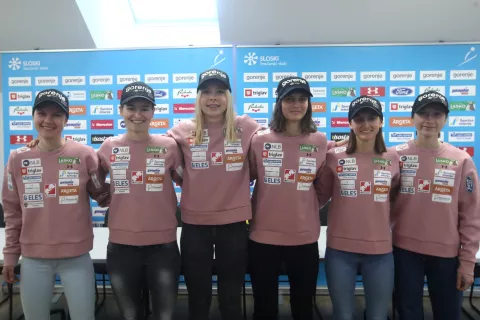 novinarska konferenca predstavitev smučarke skakalke zimska sezona 2023-2024 smučarska zveza slovenije skoki letalnica skakalnica / Foto: Gorazd Kavčič