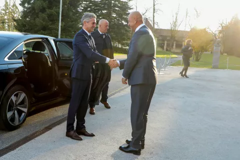 18. Vrh slovenskega gospodarstva Kongresni center Brdo pri Kranju na fotografiji Robert Golob predsednik vlade Republike Slovenije in Tibor Šimonka predsednik GZS / Foto: Tina Dokl