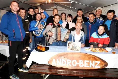  Prijatelji, sorodniki in sosedje, ki so poskrbeli za postavitev  mlaja in izdelavo novega stroja, prejel pa je tudi lepo oblikovano desko s podpisi vseh sodelujočih / Foto: Janez Kuhar