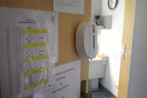 V Domu upokojencev Kranj je zdravnik prisoten zgolj enkrat na teden. / Foto: Gorazd Kavčič