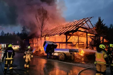 Ob prihodu gasilcev je bil požar že popolnoma razvit. / Foto: GARS Kranj