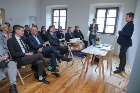 V prenovljenih prostorih stavbe starega rotovža na Mestnem trgu sta že ob odprtju potekala skup&scaron;čina Združenja zgodovinskih mest Slovenije in pogovor o ukrepih, obnovi in razvoju mestnih sredi&scaron;č, da bi ta &scaron;e bolj zaživela. / Foto: Tina Dokl