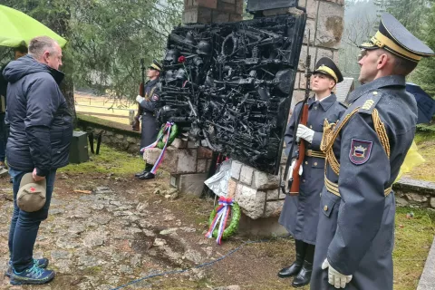 Predstavniki krajevnih organizacij so položili vence k spomeniku padlim na Goreljku.