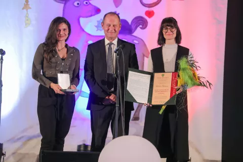 Priznanje naziv častni občan Žirovnice za leto 2023 sta v imenu očeta Klemena Rodmana prevzeli hčeri Petra in Vesna. / Foto: Tina Dokl