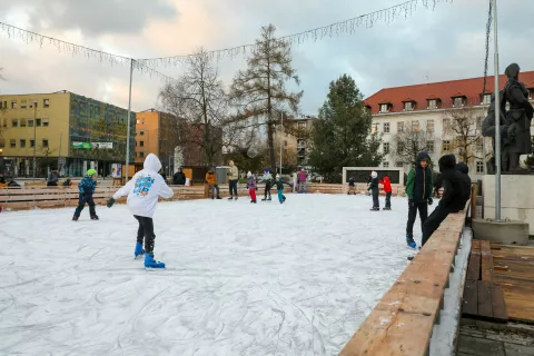 Montažno drsali&scaron;če v Kranju so že preizkusili prvi drsalci. / Foto: Tina Dokl