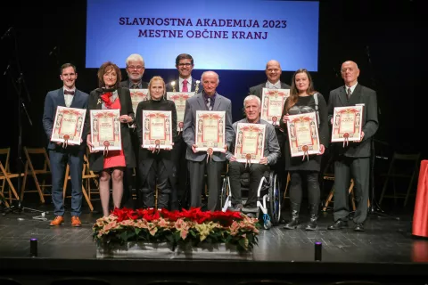 Prejemniki priznanj Mestne občine Kranj z županom Matjažem Rakovcem / Foto: Tina Dokl