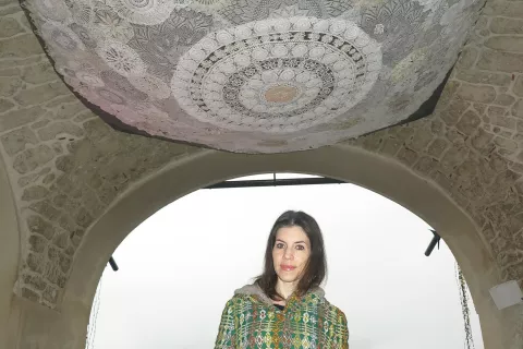 Eva Petrič pod postavitvijo / Foto: Igor Kavčič