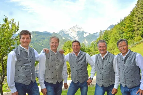 Podpis k sliki (kvintet bratov Smrtnik)<br><br>Kvintet Bratov Smrtnik je nastopal nad 38 let. Od začetka decembra naprej ga na javnih prireditvah ne bomo več slišali. / Foto: Arhiv Kvintet Bratov Smrtnik