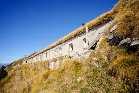 Nekdanja vojašnica na Lajnarju / Foto: Bojan Rihtaršič