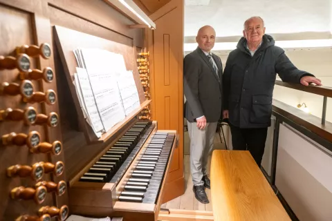 Orgle so izdelali v Orglarstvu Močnik; na fotografiji sta Tomaž Močnik (levo) in organist Tone Potočnik, ki je orgle preizkusil. / Foto: Primož Pičulin