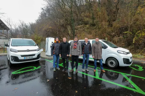 Na drugi strani mostu čez Kokro so postavili električno polnilnico, ki nudi dve polnilni mesti za e-avtobuse. / Foto: Tina Dokl