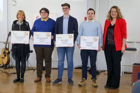 Častni člani skupine Glave skupaj so postali: Edita Krajnović, Kristjan Komlo&scaron;i, Miha Meglič, Aljaž Medič, na sliki pa je tudi ravnateljica Lidija Goljat Prelogar. / Foto: Tina Dokl