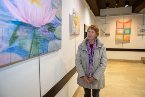 Letošnji Stražiški kulturni teden bogati tudi razstava slik Ande Perdan. / Foto: Primož Pičulin