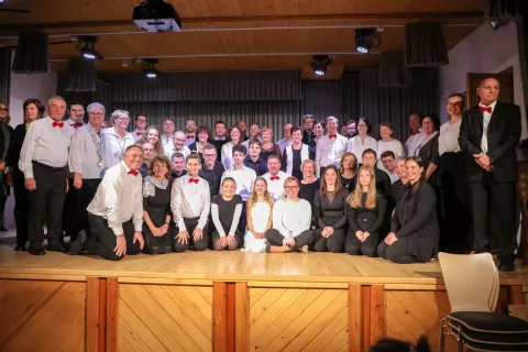letni koncert Kud Jezersko Cerkveni pevski zbor Jezersko in Obirsko pevsko društvo dvorana Korotan Jezersko / Foto: Tina Dokl