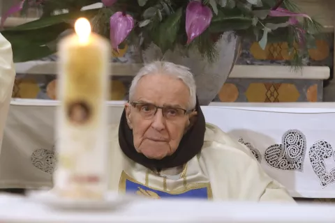 Pater Polikarp Brolih med torkovo ma&scaron;o na Brezjah, darovano njemu v čast. Je doslej edini slovenski franči&scaron;kan, ki je dočakal tako visoko starost. / Foto: Gorazd Kavčič