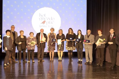 V družbi prejemnikov letošnjih in jubilejnih Kurnikovih priznanj / Foto: Vili Vogelnik