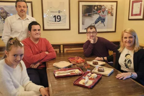 Učenci &scaron;ole z lastnikoma Ejga Guest House Alenko Dovžan in Edvinom Karahodžićem, po katerih nosita ime sladici Alenkin zavoj in Edvinov plo&scaron;ček. Odslej ju strežejo na unikatnih krožnikih. / Foto: arhiv &scaron;ole