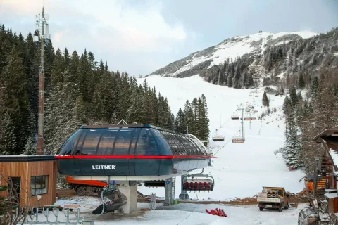 Nova &scaron;estsedežnica bo smučarje na Zvoh vozila s hitrostjo pet metrov na sekundo. / Foto: Ale&scaron; Senožetnik
