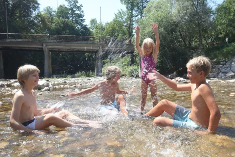 vročinski val vročina kopanje otroci otroška igra kopanje v rekah reka Kokra / Foto: Gorazd Kavčič