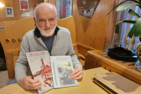 Miha Naglič z novo izdajo Žirovskega občasnika / Foto: Mateja Rant