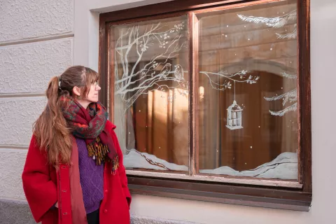 Meta Šolar ob enem od ročno poslikanih oken / Foto: Turizem in kultura Radovljica