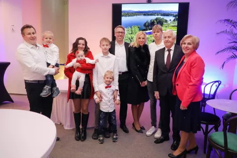 Aleksander Bizjak - Sašo (na desni) je skupaj s svojo družino praznoval 50 let samostojne podjetniške poti. / Foto: Tina Dokl