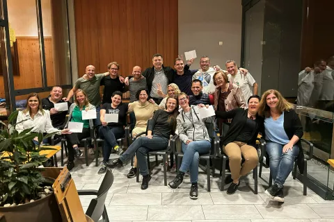 8.b OŠ Cvetka Golarja z razredničarko trideset let kasneje / Foto: Osebni Arhiv