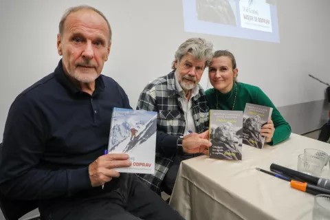 Viki Gro&scaron;elj in Reinhold ter Diane Messner v Slovenskem planinskem muzeju / Foto: Tina Dokl