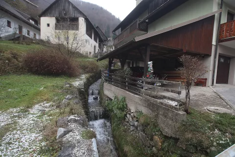 Na Zalem Logu si že vrsto let prizadevajo za ureditev hudournika Pruharca. Ob poplavah leta 2007 je terjal tudi smrtno žrtev, ko je odnesel va&scaron;čanko. / Foto: Gorazd Kavčič