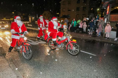 Pa so &scaron;li ... Pisma so zdaj že na poti na Finsko, kjer bo Božiček skrbno prebral otro&scaron;ke želje in jih, upajmo, tudi izpolnil. / Foto: Tina Dokl