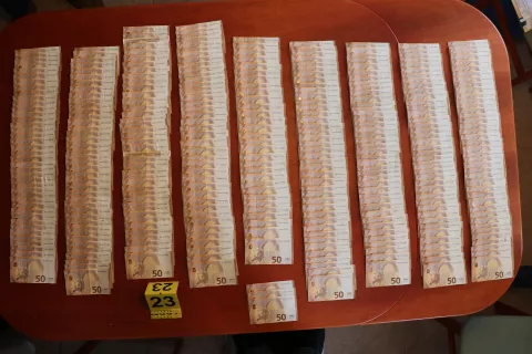 Pri osumljencih so v hišnih preiskavah zasegli za 30 tisoč evrov gotovine. / Foto: Policija