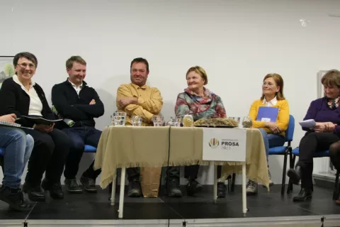 Udeleženci pogovora o prosu: (od leve) Janja Bernik, Milena Jamnik, Matej Konc, Primož Krišelj, Marija Kalan, Mija Bitenc, Ana Vehar in dr. Darja Kocjan Ačko. / Foto: Cveto Zaplotnik