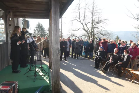 V kulturnem programu so nastopile tudi učenke Osnovne &scaron;ole Poljane. / Foto: Gorazd Kavčič