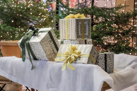 Število tistih, ki bodo letos za novoletna darila porabili več kot lani, je naraslo. / Foto: Tina Dokl