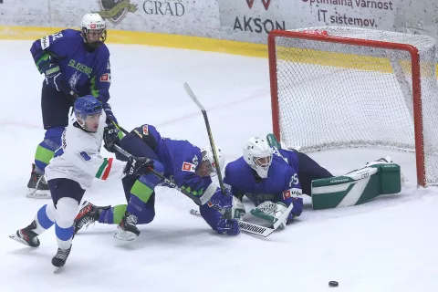 Svetovno prvenstvo SP Bled divizija 1 skupina B mladinci hokej Slovenija proti Italija zmaga 5:1 / Foto: Gorazd Kavčič