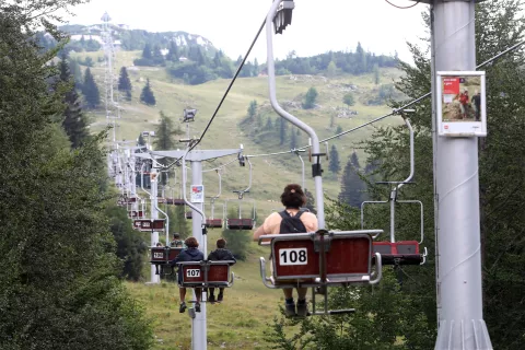 Obstoječa sedežnica &Scaron;imnovec na Veliki planini bo romala med staro železo, do konca prihodnjega leta jo bo nadomestila nova &scaron;estsedežnica. / Foto: Gorazd Kavčič