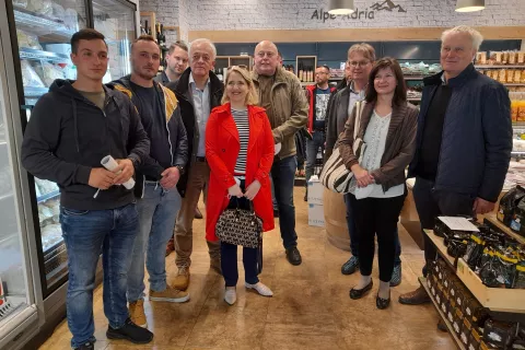 Predstavniki kmetov iz Gorskega Kotarja na Hrvaškem, v sredini (četrti z desne) je predsednik tamkajšnje Kmetijske izobraževalne skupnosti Zoran Ožbolt, so skupaj s vodstvom Marketa in predstavniki Slovenske gospodarske zveze iz Celovca obiskali uspešno pliberško zadružno trgovino.  / Foto: Jože Košnjek