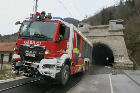 Dvopotno specialno gasilsko vozilo znamke MAN je izdelano v Nemčiji in nadgrajeno v Sloveniji. Dolgo je 12 metrov, tehta pa 26 ton. Zasnovano je za &scaron;estčlansko posadko. / Foto: arhiv Občine Jesenice