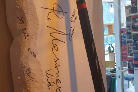 "Dobrodelni" cepin je razstavljen v Baru kulture 313, 6 v Medvodah / Foto: Arhiv Bara Kulture 313, 6 Medvode