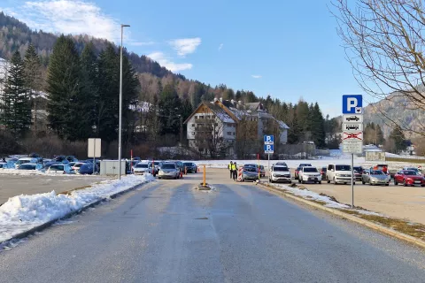 Na parkiri&scaron;ču je prostora za približno dvesto osebnih vozil in petnajst avtobusov.