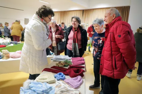 Razstava ročnih del je pritegnila kar nekaj obiskovalcev, ki so z veseljem prisluhnili postopkom izdelave in občudovali lične izdelke. / Foto: Tina Dokl