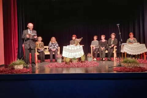 Članice in člani recitatorske skupine KUD Valentin Kokalj z Visokega na novembrskem literarnem večeru v dvorani viso&scaron;kega kulturnega doma / Foto: Kud Valentin Kokalj Visoko